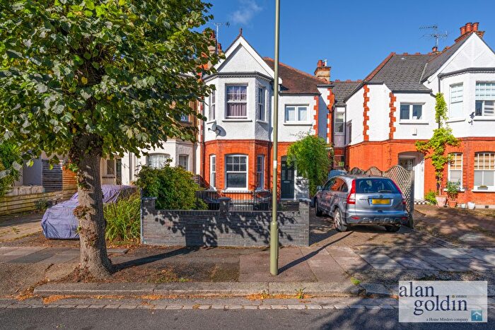 2 Bedroom Flat To Rent In Queens Avenue, London, N3