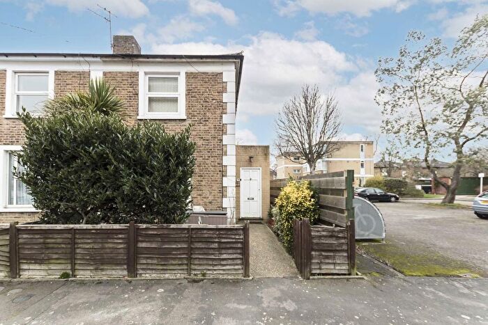 1 Bedroom Flat To Rent In Crown Terrace, Richmond, TW9