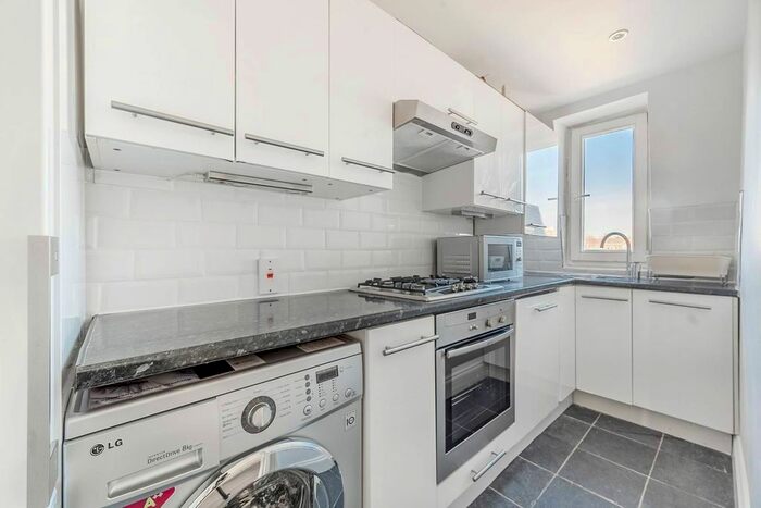 2 Bedroom Flat To Rent In Redcliffe Square, Chelsea, London, SW10