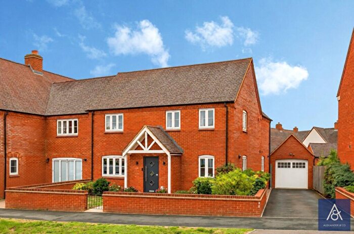 4 Bedroom Semi-Detached House For Sale In Juno Crescent, Brackley, Northants, NN13