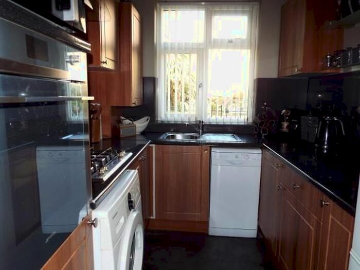 4 Bedroom Semi-Detached House To Rent In Farley Hill, Luton, LU1