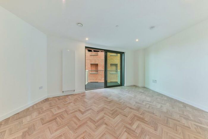 3 Bedroom Apartment To Rent In Gillender Street, London, E3