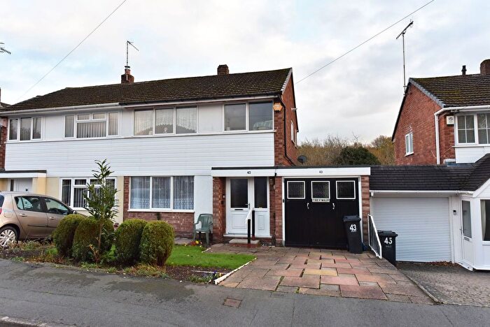 3 Bedroom Semi Detached House For Sale In Kingswinford, Chelford Crescent, DY6