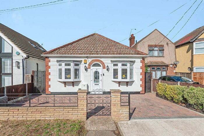 2 Bedroom Detached Bungalow For Sale In Askwith Road, Rainham, RM13