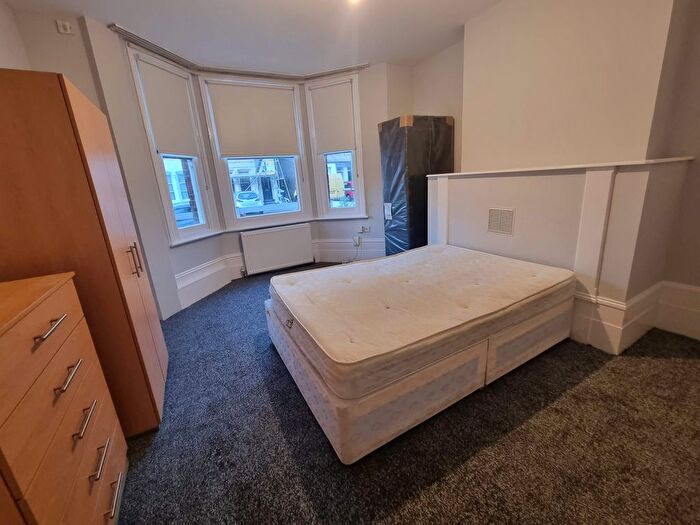 2 Bedroom Flat To Rent In Gordon Road, West Ealing, London, W13