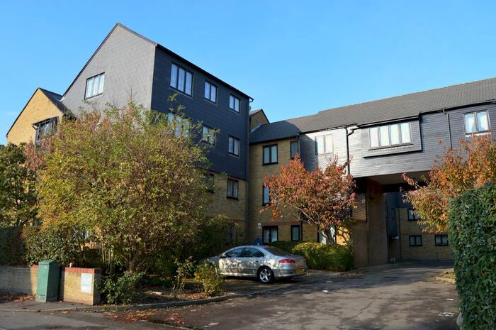 3 Bedroom Flat To Rent In Greenford Avenue, Hanwell, London., W7