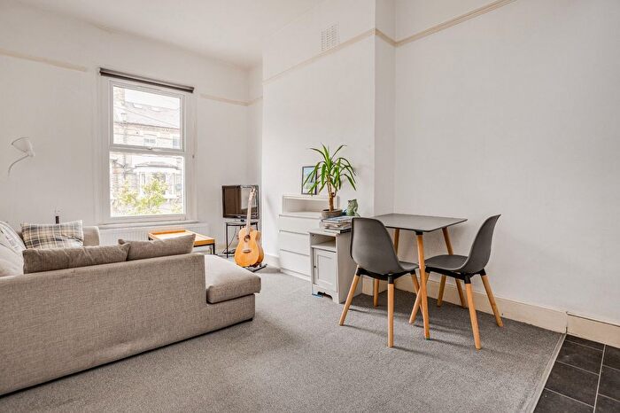 2 Bedroom Flat To Rent In Cologne Road, Clapham Junction, SW11