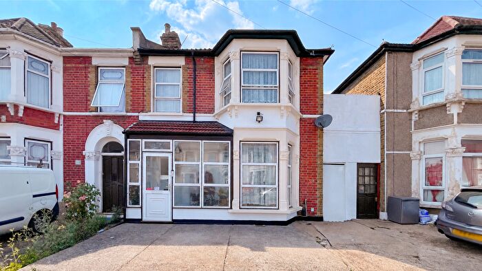 4 Bedroom End Of Terrace House For Sale In St Albans Road, Seven Kings, IG3
