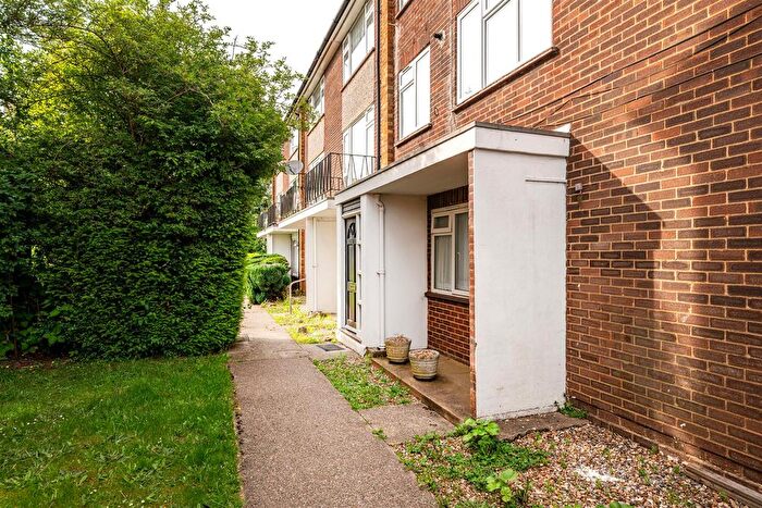 2 Bedroom Flat For Sale In Marlow Road, High Wycombe, HP11