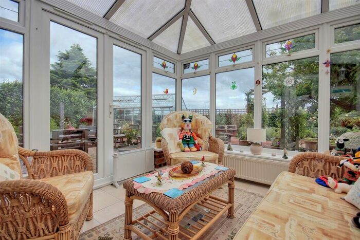 3 Bedroom Detached Bungalow For Sale In West Street, Leven, HU17
