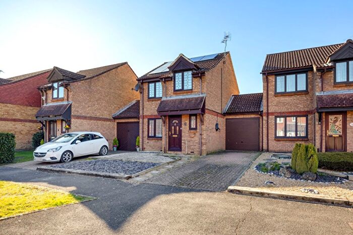 3 Bedroom Link Detached House For Sale In Tanyard Close, Horsham, RH13