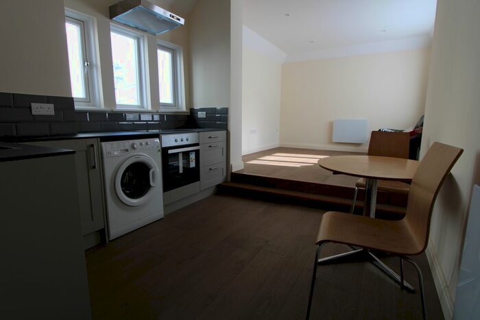 2 Bedroom Flat To Rent In Clifford Avenue, London, SW14