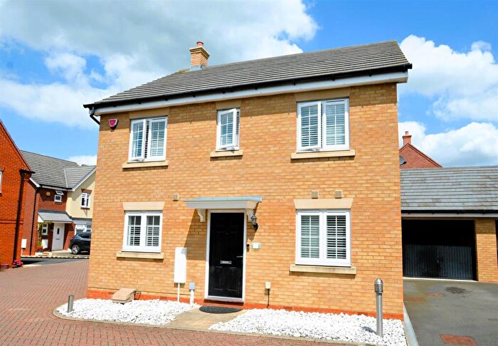 4 Bedroom Detached House For Sale In Tillers Close, Shefford, SG17