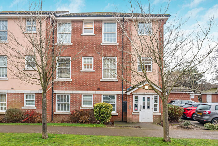 2 Bedroom Flat For Sale In Merrifield Court, Welwyn Garden City, AL7