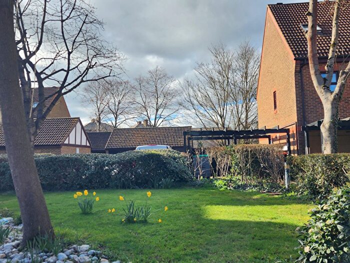 2 Bedroom Flat To Rent In Pursewardens Close, London, W13