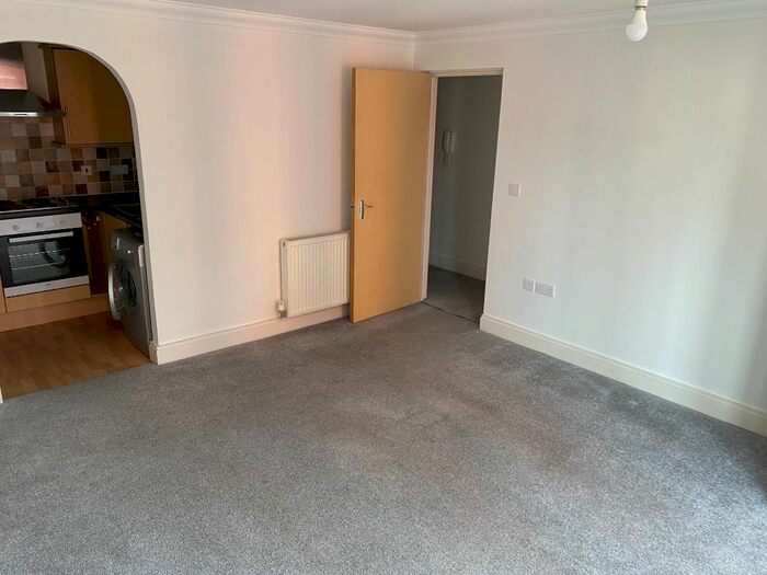 2 Bedroom Flat To Rent In Sebastopol Road, Aldershot, GU11