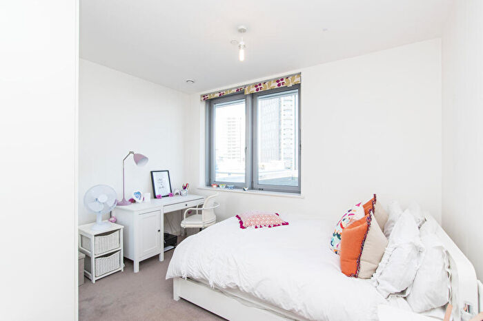 2 Bedroom Apartment To Rent In Rick Roberts Way, Stratford, London, E15