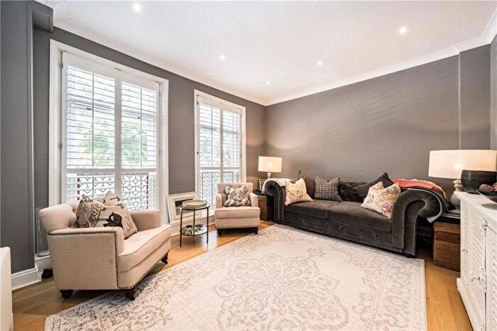 2 Bedroom Flat For Sale In Bolingbroke Grove, Between The Commons, SW11