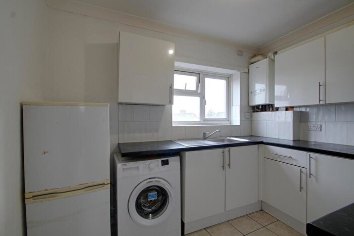 Apartment To Rent In Meadfield Road, Slough, SL3