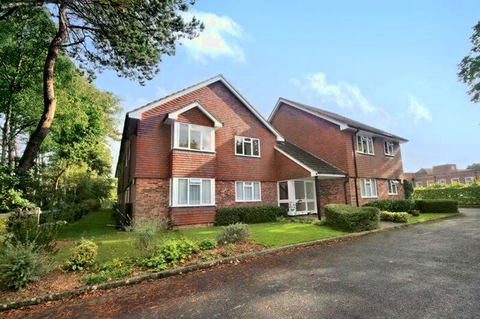 1 Bedroom Apartment To Rent In Trimmers Field, Farnham, GU9