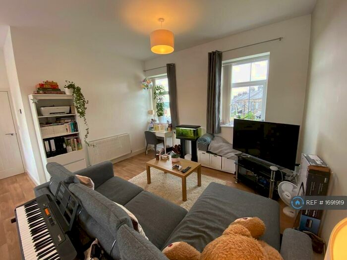1 Bedroom Flat To Rent In Broadway House, Horsforth, Leeds, LS18