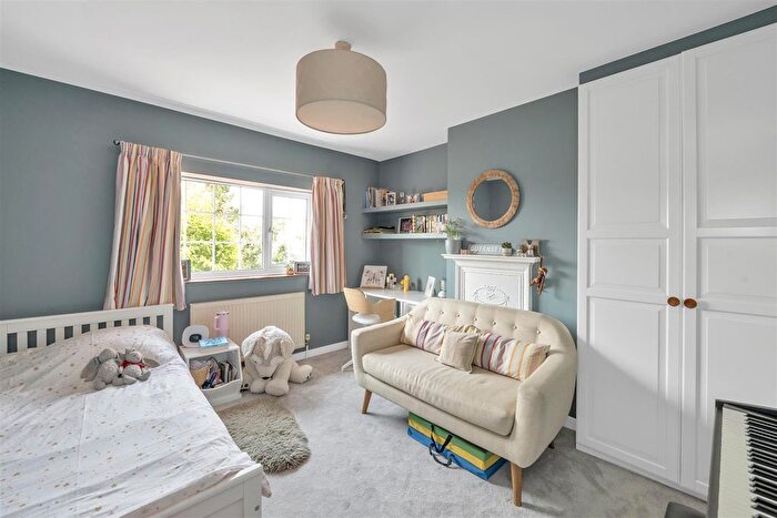 4 Bedroom Semi-Detached House For Sale In Barnfield Road, Harpenden, AL5