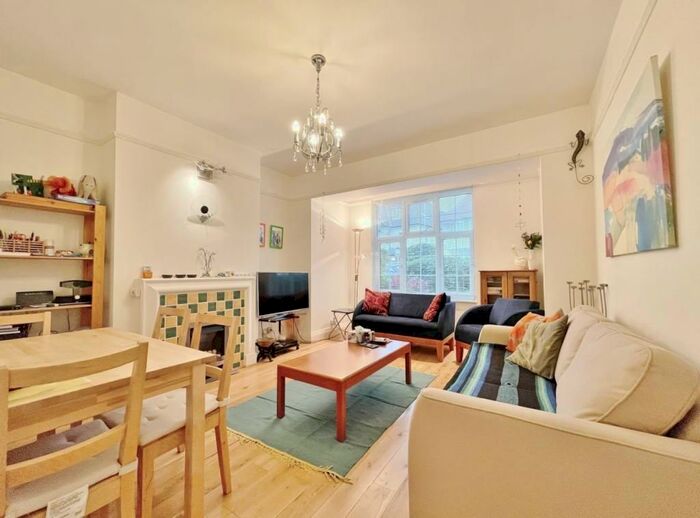 2 Bedroom Flat To Rent In Beechcroft Court, Golders Green, NW11