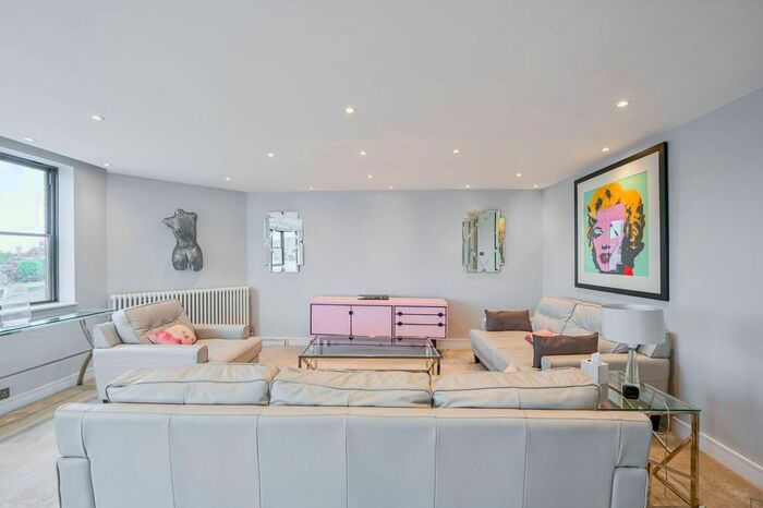 3 Bedroom Flat To Rent In Nine Elms Lane, Vauxhall, London, SW8