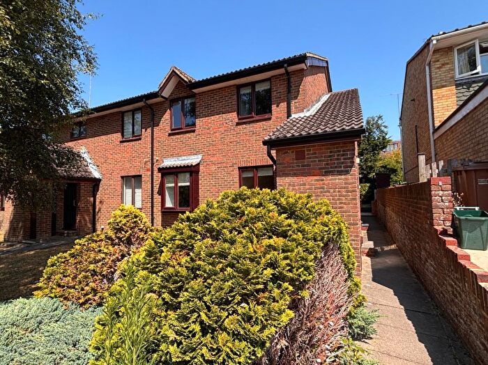 2 Bedroom Flat To Rent In Park View Road, Salfords, RH1