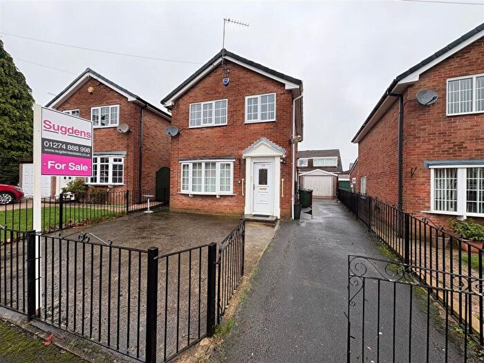 3 Bedroom Detached House For Sale In Hunters Park Avenue, Clayton, Bradford, BD14