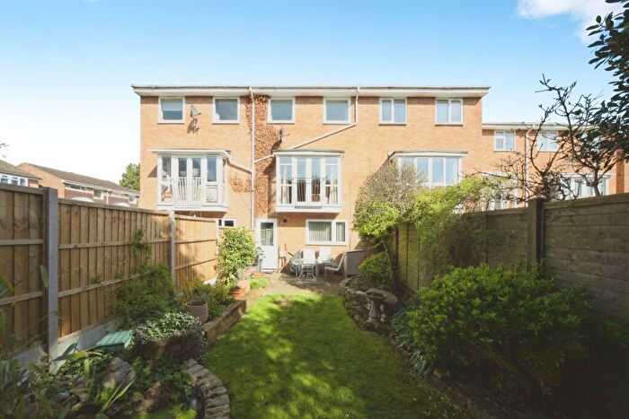 4 Bedroom Town House For Sale In Staines Square, Dunstable, LU6