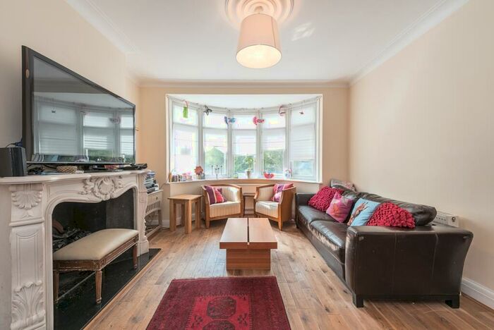 3 Bedroom Semi-Detached House To Rent In Alexandra Park Road London, N10