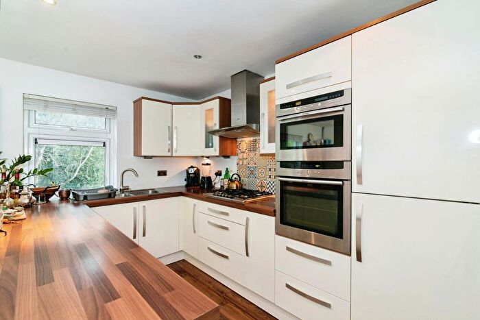 1 Bedroom Flat To Rent In Linnett Close, E4