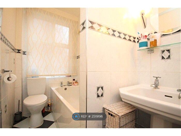 2 Bedroom Flat To Rent In Wellesley Road, London, W4