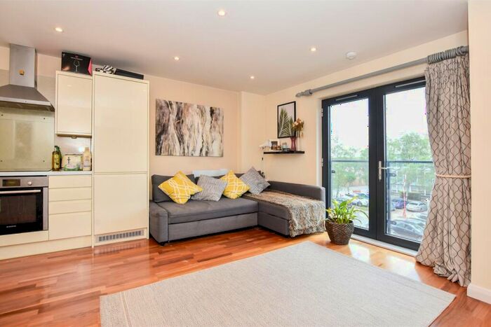 2 Bedroom Flat To Rent In Azalea Drive, Swanley, BR8