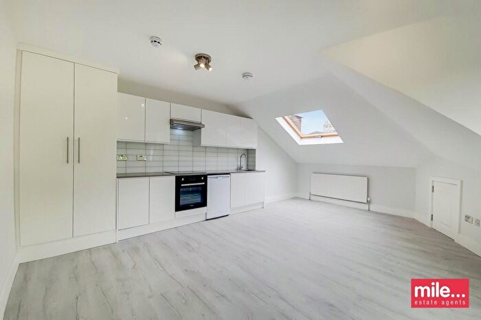 Studio To Rent In North End Road, London, NW11