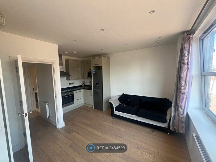 1 Bedroom Flat To Rent In Sundial Court, Surbiton, KT5