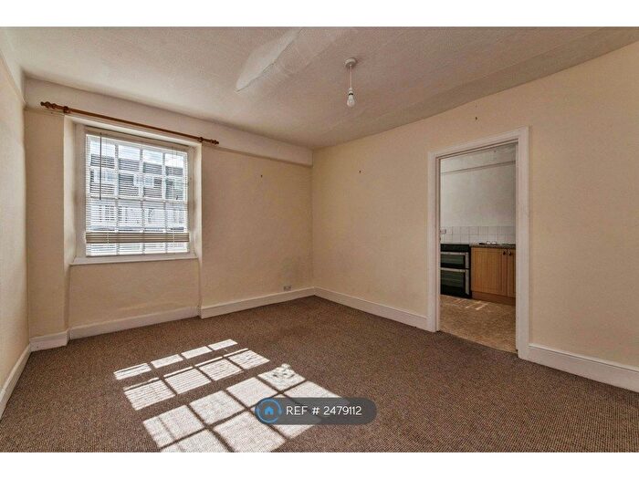 2 Bedroom Flat To Rent In High Street, Honiton, EX14