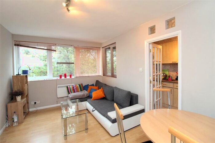 2 Bedroom Apartment To Rent In Regent Court, Ballards Lane, London, N3
