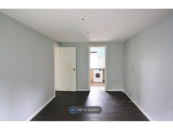 1 Bedroom Flat To Rent In Geddington Court, Waltham Cross, EN8