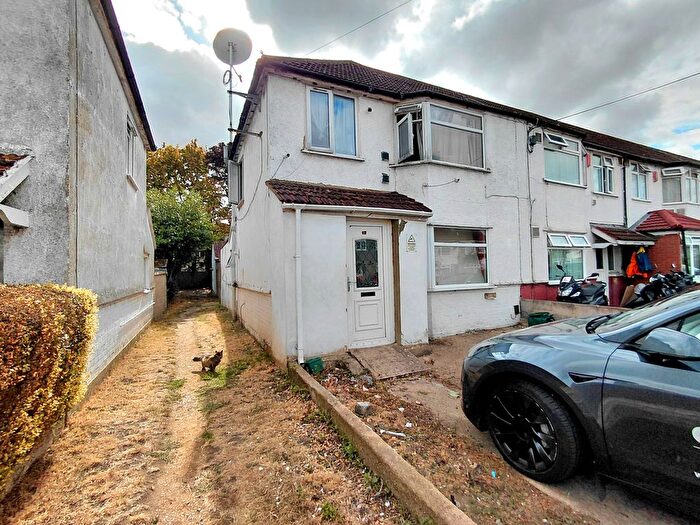 3 Bedroom End Of Terrace House For Sale In Waye Avenue, Hounslow, TW5