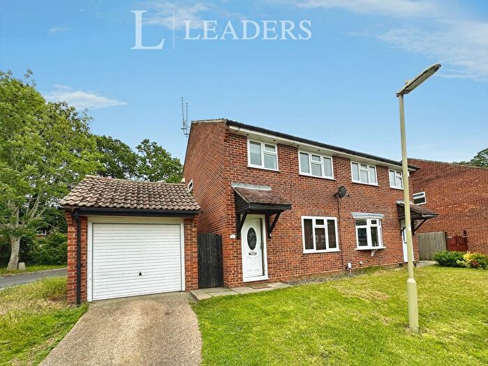 3 Bedroom Semi-Detached House For Sale In Oberon Close, Waterlooville, Hampshire, PO7