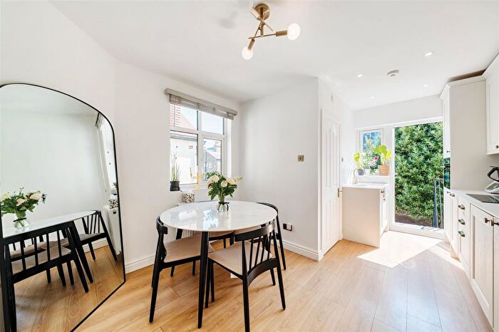 2 Bedroom Maisonette For Sale In Dinton Road, London, SW19