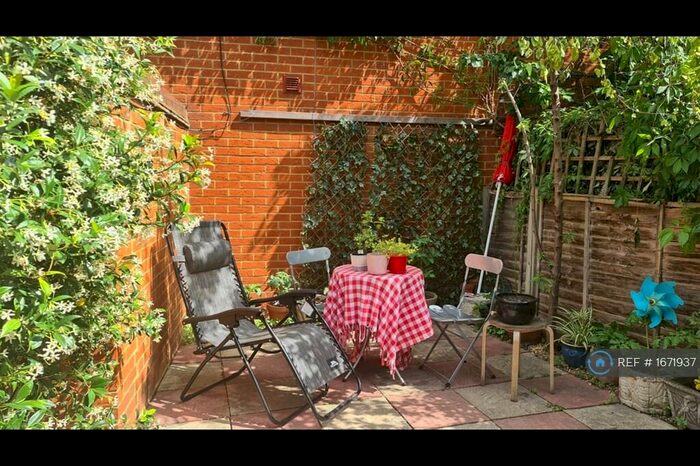 2 Bedroom Terraced House To Rent In Victoria Street, Windsor, SL4