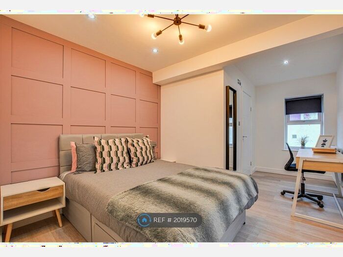 13 Bedroom Semi-Detached House To Rent In St Michaels Square, Ashton-Under-Lyne, OL6