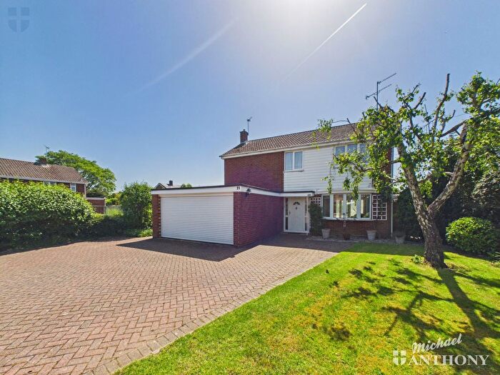4 Bedroom Detached House For Sale In Camborne Avenue, Aylesbury, HP21