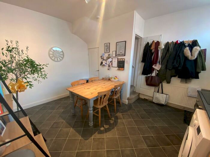 2 Bedroom House To Rent In Highbury Place, Leeds, LS6