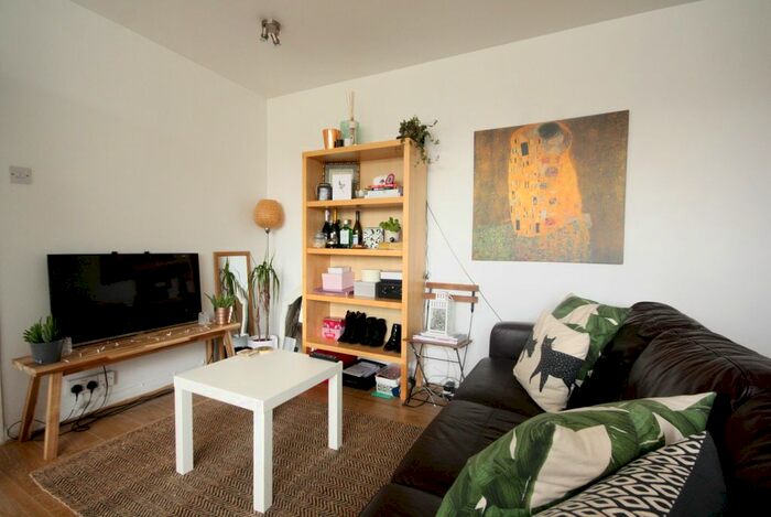 Studio To Rent In Tabard House, Upper Teddington Road, Kingston Upon Thames, Surrey, KT1