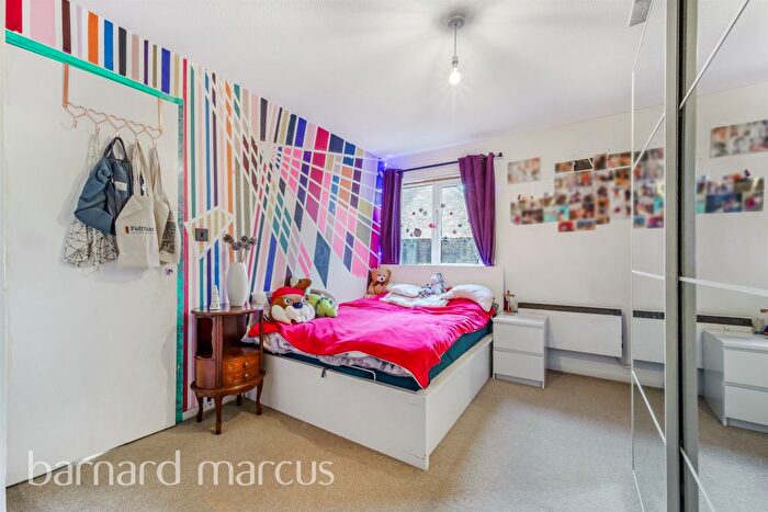 1 Bedroom Flat For Sale In Deerhurst Close, Feltham, TW13
