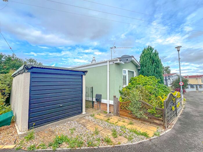 2 Bedroom Park Home For Sale In Bridge Close, St. Johns Priory, Lechlade, GL7